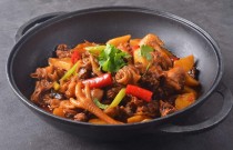 精準技術傳授，快速上手鐵鍋雞，打造你的餐飲品牌。