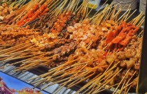 麻辣燙串串香擺地攤，一天能賺多少錢？3大關(guān)鍵點決定生意火爆與否！