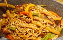 鐵鍋燜面做法，教你輕松在家做出地道的鐵鍋燜面！