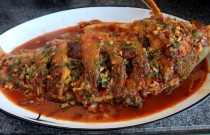 30 元買 15 條魚做紅燒，擺攤遇定價難題？