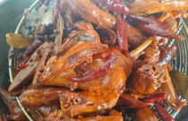 大學(xué)生棄職擺攤賣鹵串，日賺 1000+！小生意藏大機(jī)遇