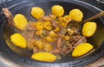 東北正宗鐵鍋燉配方揭秘？老味道才是回頭客秘訣，學(xué)好技術(shù)開店更穩(wěn)！