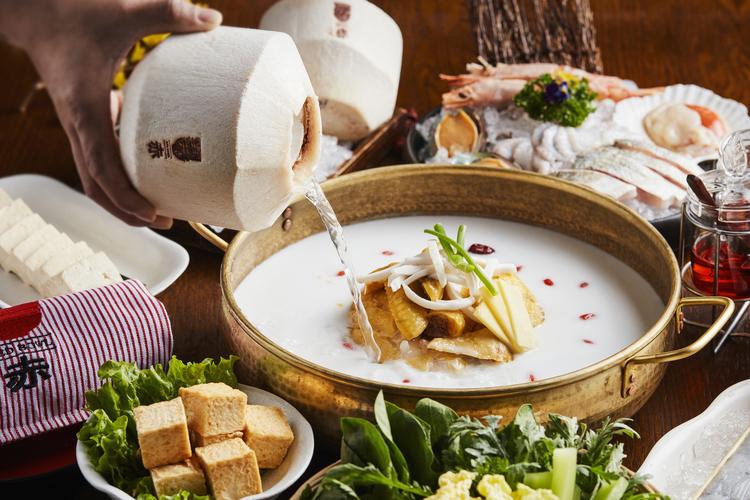 椰子雞火鍋的做法：清甜鮮美，一鍋養(yǎng)生