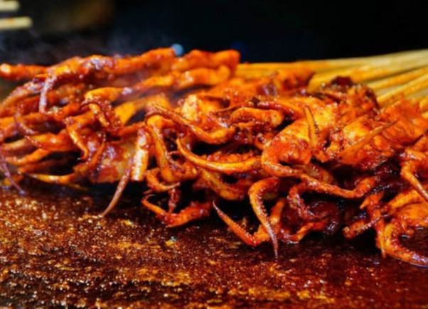 想學(xué)鐵板魷魚(yú)？鐵板魷魚(yú)哪里學(xué)最好？掌握美味秘訣的地方！