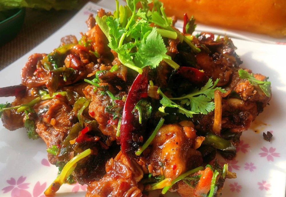 學(xué)習(xí)炒雞架，如何掌握火候做出酥脆美味？