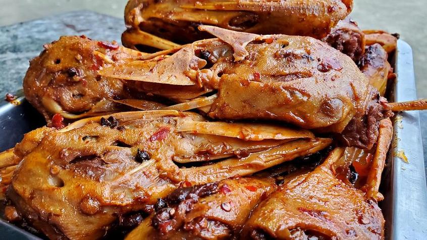 學(xué)習(xí)麻辣鴨頭正宗做法，走在餐飲創(chuàng)業(yè)的前沿，立足市場。