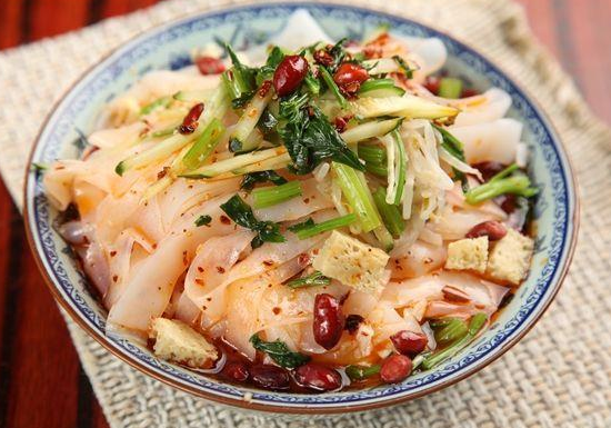 涼皮制作秘訣大公開，從入門到精通，涼皮培訓(xùn)助你成就美食夢想