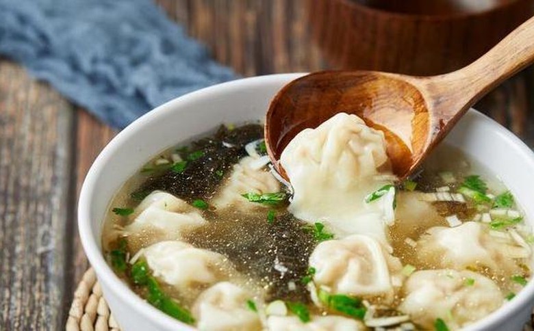 想學(xué)做餛飩？湯鮮皮薄餡多，餛飩培訓(xùn)基地竟能帶來這些驚喜！