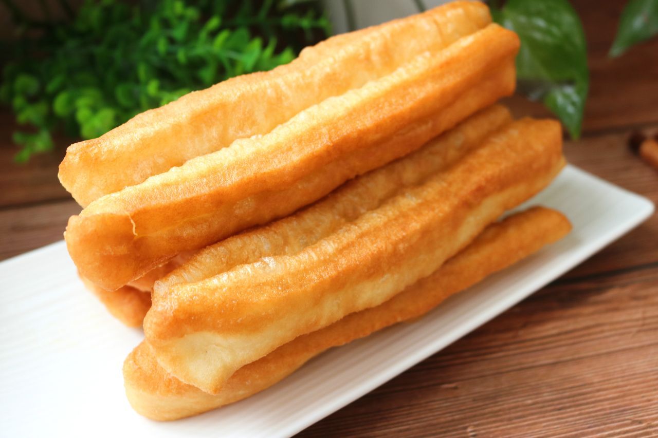 炸油條的做法和配方視頻教程，手把手教你做出蓬松酥脆油條