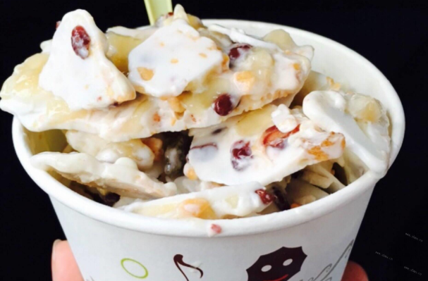 想創(chuàng)業(yè)選什么項(xiàng)目？網(wǎng)紅炒酸奶技術(shù)簡(jiǎn)單，適合小成本投資！