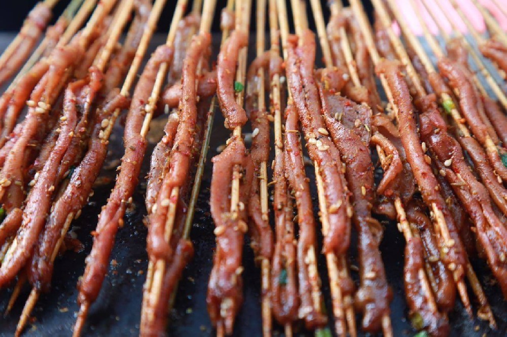 鐵板鴨腸技術(shù)教學(xué)，從配料到火候，輕松掌握秘制風(fēng)味！