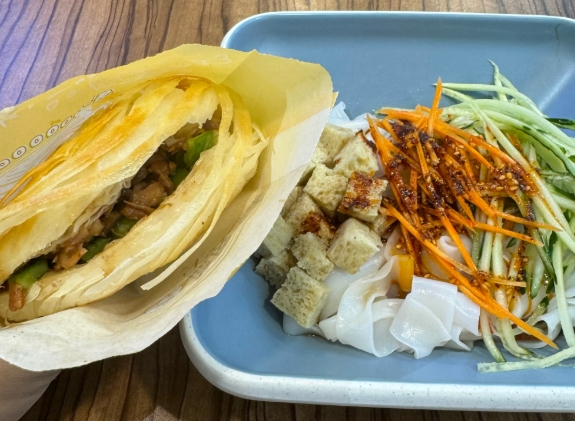 涼皮肉夾饃實體店教學：新手創(chuàng)業(yè)者的“黃金搭檔”還是“坑”？