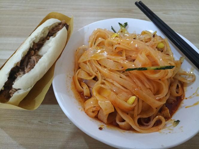 涼皮肉夾饃實體店教學：新手創(chuàng)業(yè)者的“黃金搭檔”還是“坑”？