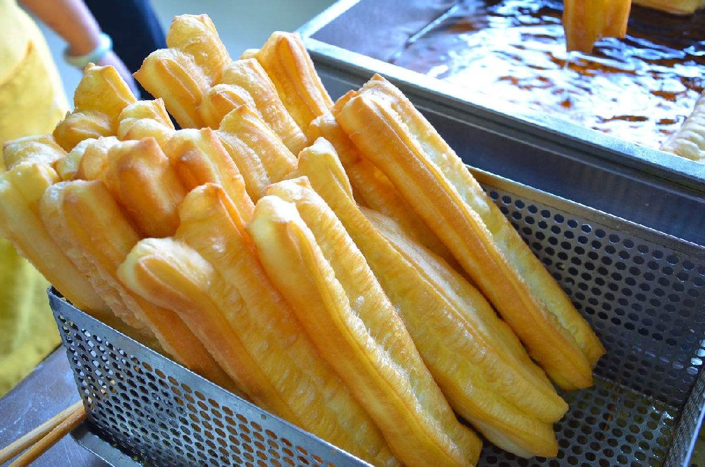 早餐油條軟脆配方大揭秘！掌握這5個(gè)關(guān)鍵點(diǎn)，新手也能輕松做出黃金油條！
