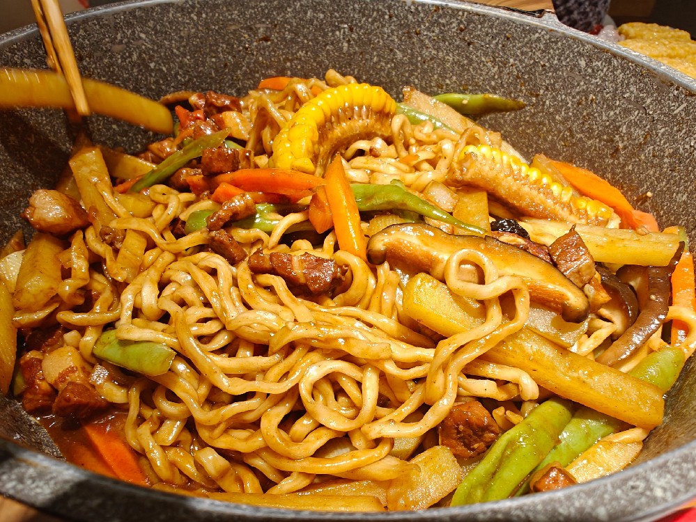 鐵鍋燜面做法，教你輕松在家做出地道的鐵鍋燜面！