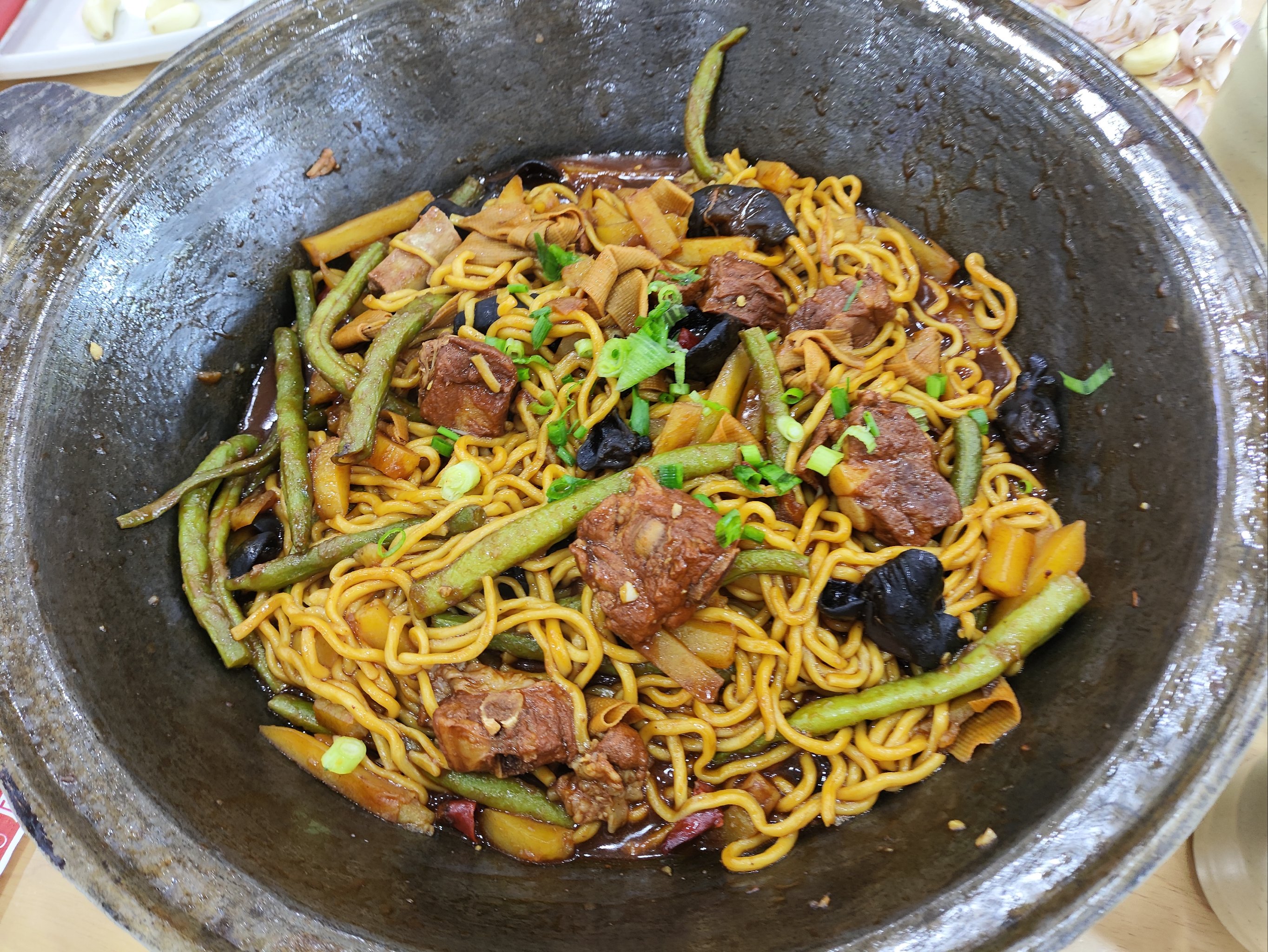 鐵鍋燜面做法，教你輕松在家做出地道的鐵鍋燜面！