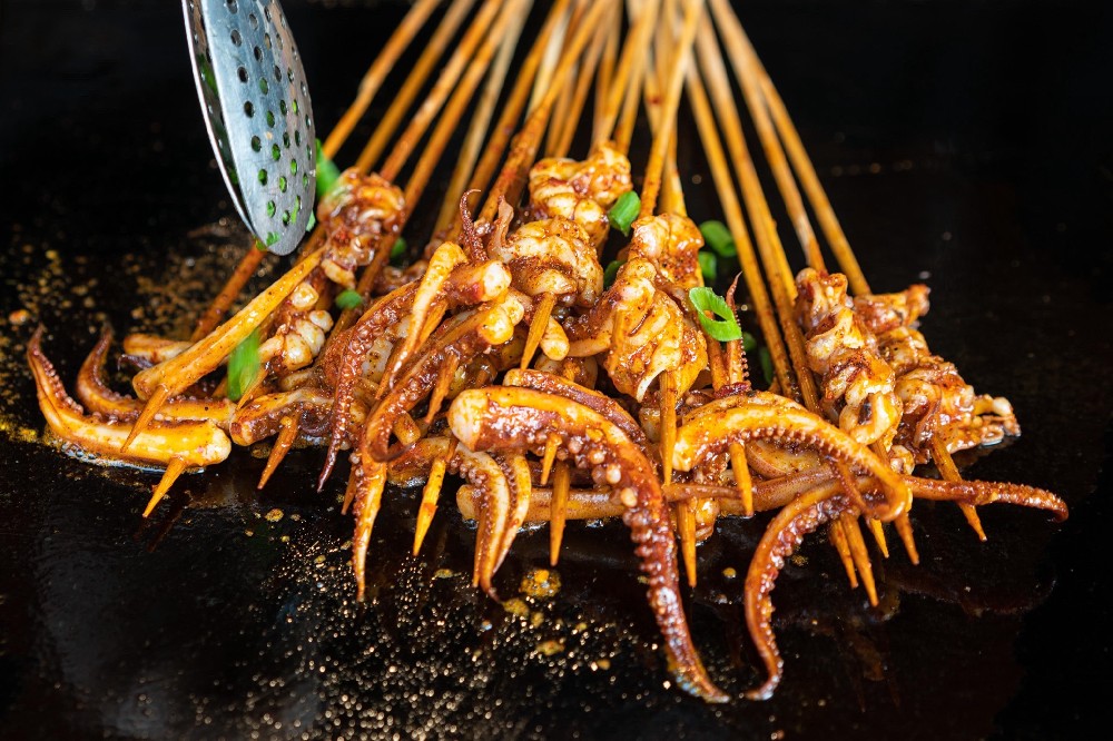 鐵板燒烤的做法：讓燒烤更添風(fēng)味，熱氣騰騰的美味