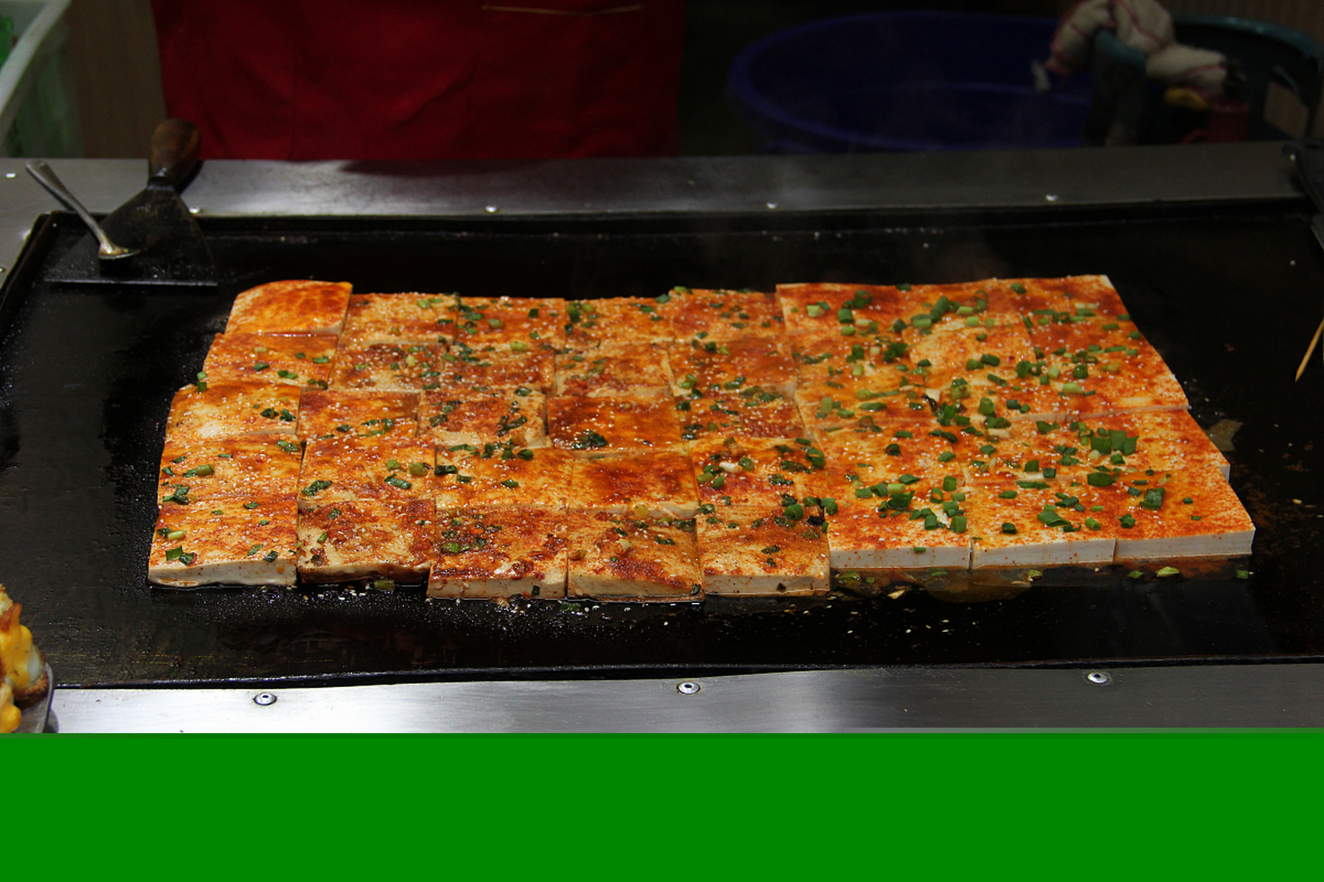 鐵板燒烤的做法：讓燒烤更添風(fēng)味，熱氣騰騰的美味