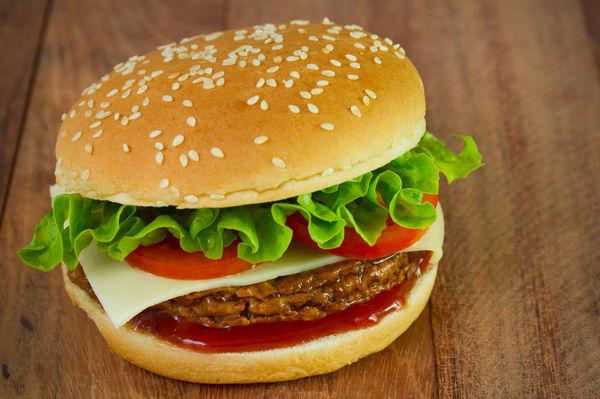 雞胸肉做漢堡包怎么腌制？掌握這幾招，口感鮮嫩又多汁！