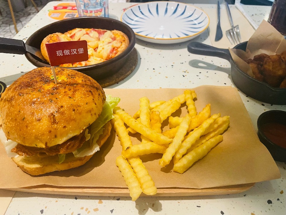 雞胸肉做漢堡包怎么腌制？掌握這幾招，口感鮮嫩又多汁！