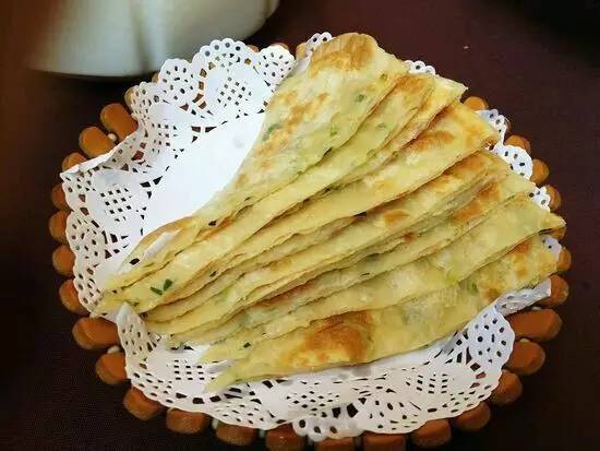 學(xué)做蔥油餅去哪里學(xué)？選對培訓(xùn)，快速掌握技巧！