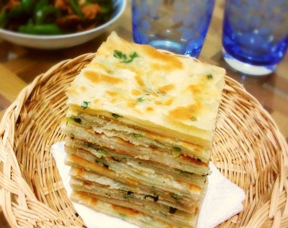 學(xué)做蔥油餅去哪里學(xué)？選對培訓(xùn)，快速掌握技巧！