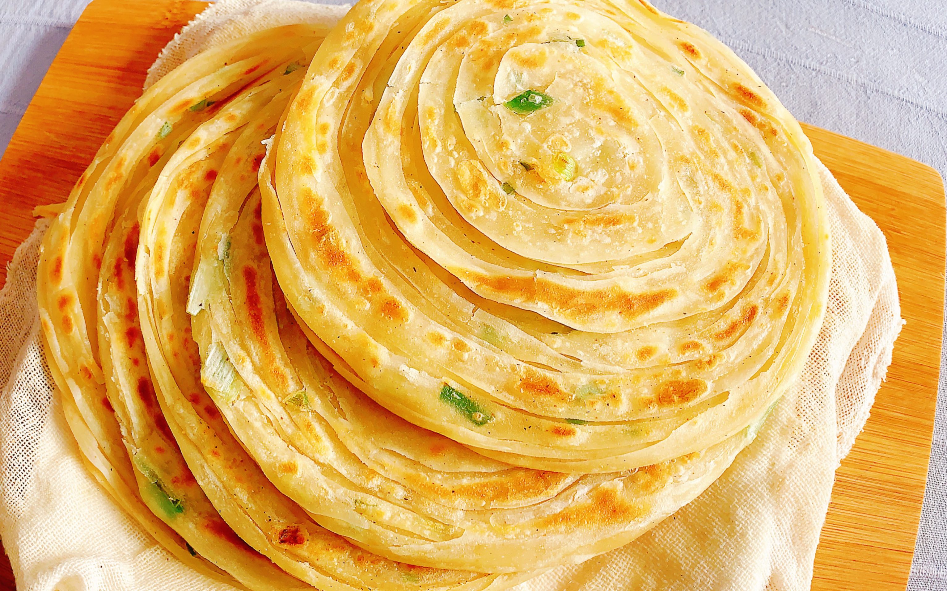 怎么做蔥油餅？關(guān)鍵技巧揭秘，軟香酥脆人人會做！