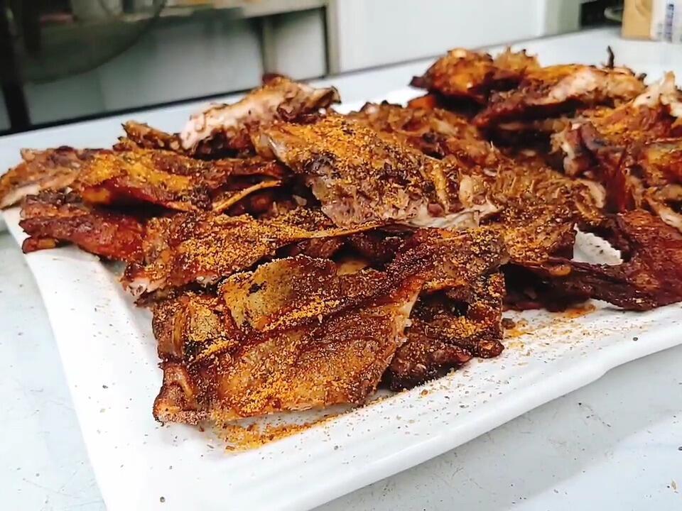 鐵板雞架擺攤行不行？人氣美食有爆點(diǎn)，地?cái)偵馓懔耍? title=