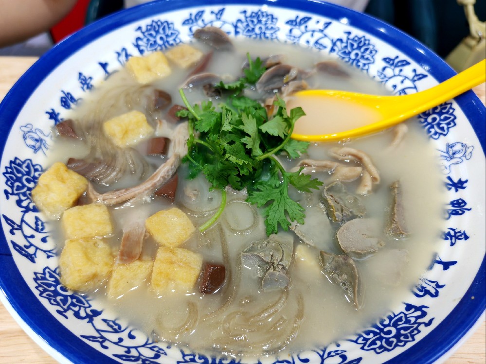 學(xué)鴨血粉絲湯一般學(xué)費(fèi)多少？掌握正宗做法不難，關(guān)鍵是找對(duì)地方！