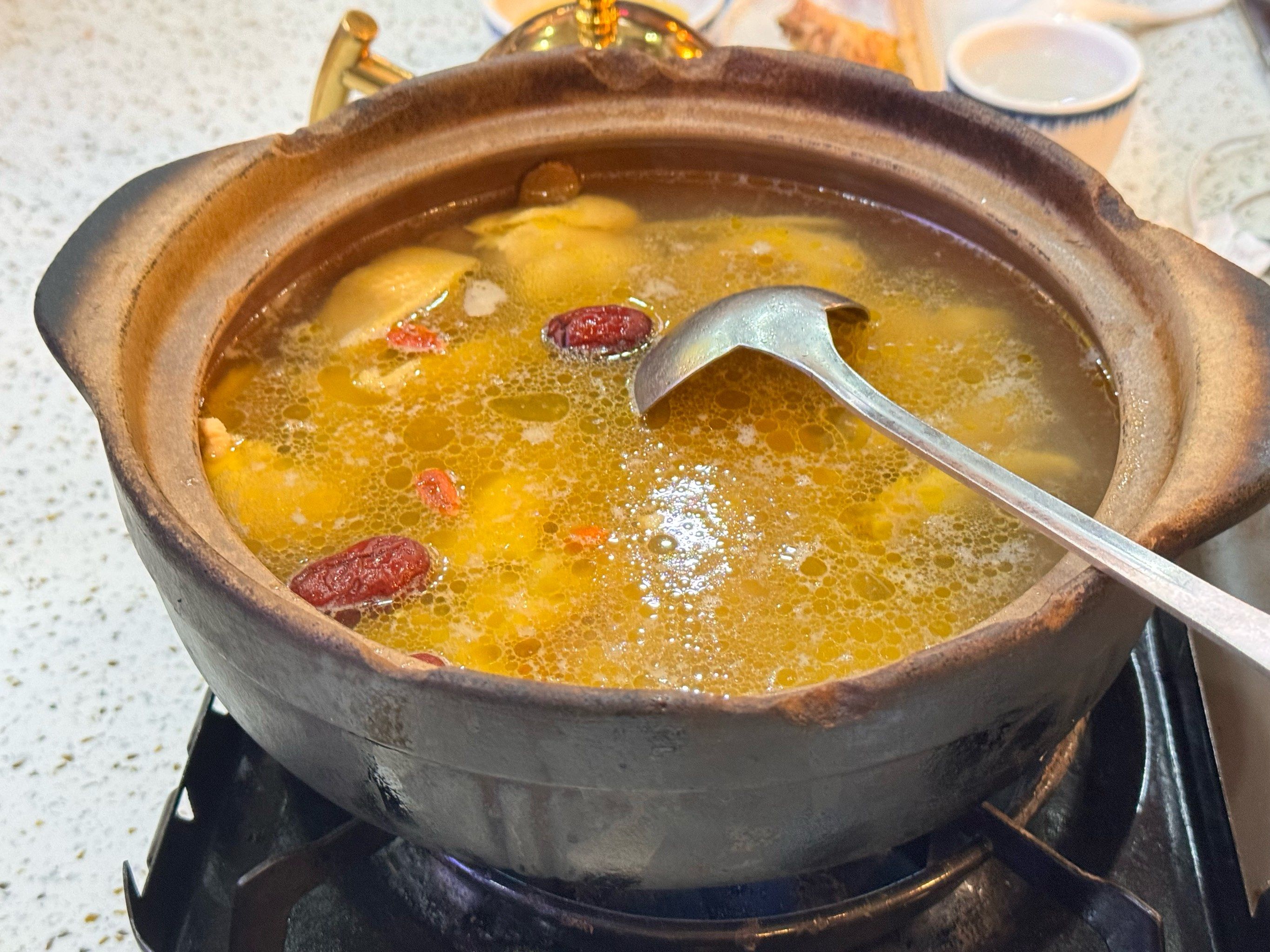 打邊爐和火鍋到底有什么區(qū)別？原來廣東人這碗湯講究到每一口都是靈魂！