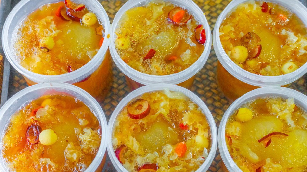 擺攤賣糖水賺錢嗎？冰糖雪梨做法簡單，操作輕松人人能學！