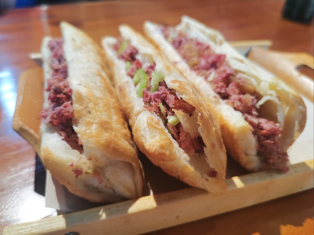 正宗河間驢肉火燒培訓(xùn)怎么學(xué)？核心技巧揭秘，讓你輕松入門！