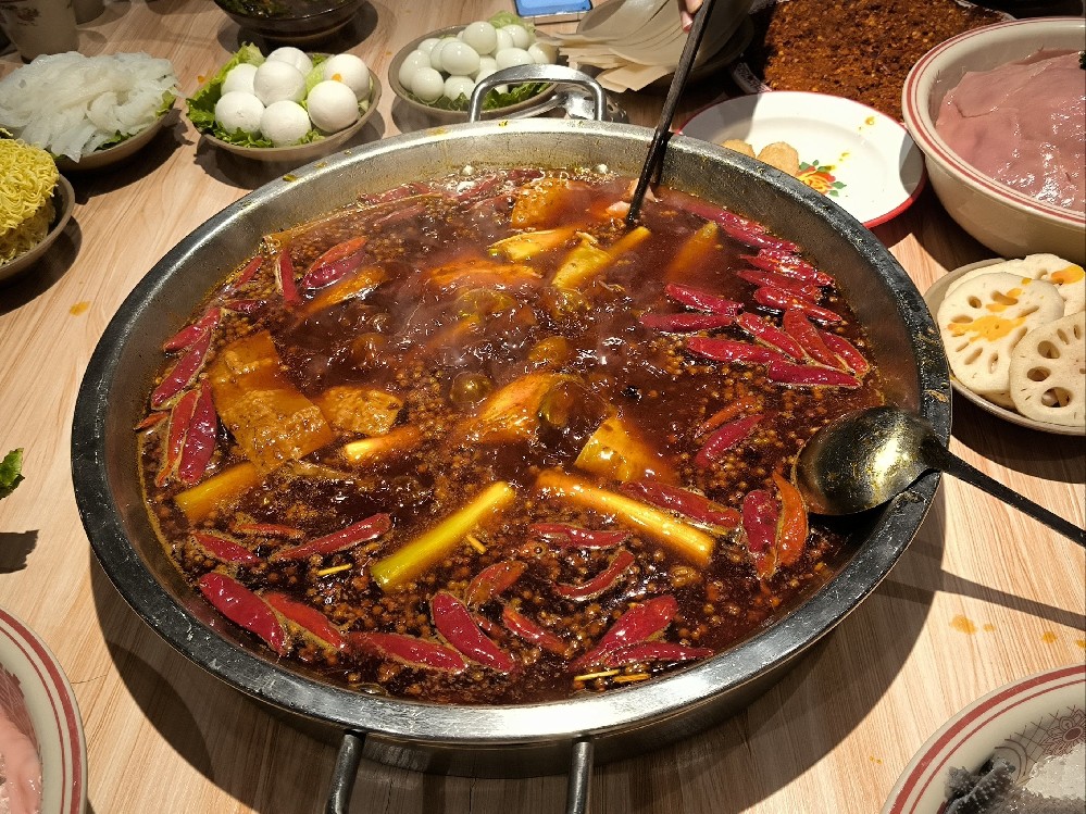 重慶老火鍋技術(shù)培訓(xùn)哪里好？課程內(nèi)容、實(shí)操技巧與開店經(jīng)驗(yàn)全解析