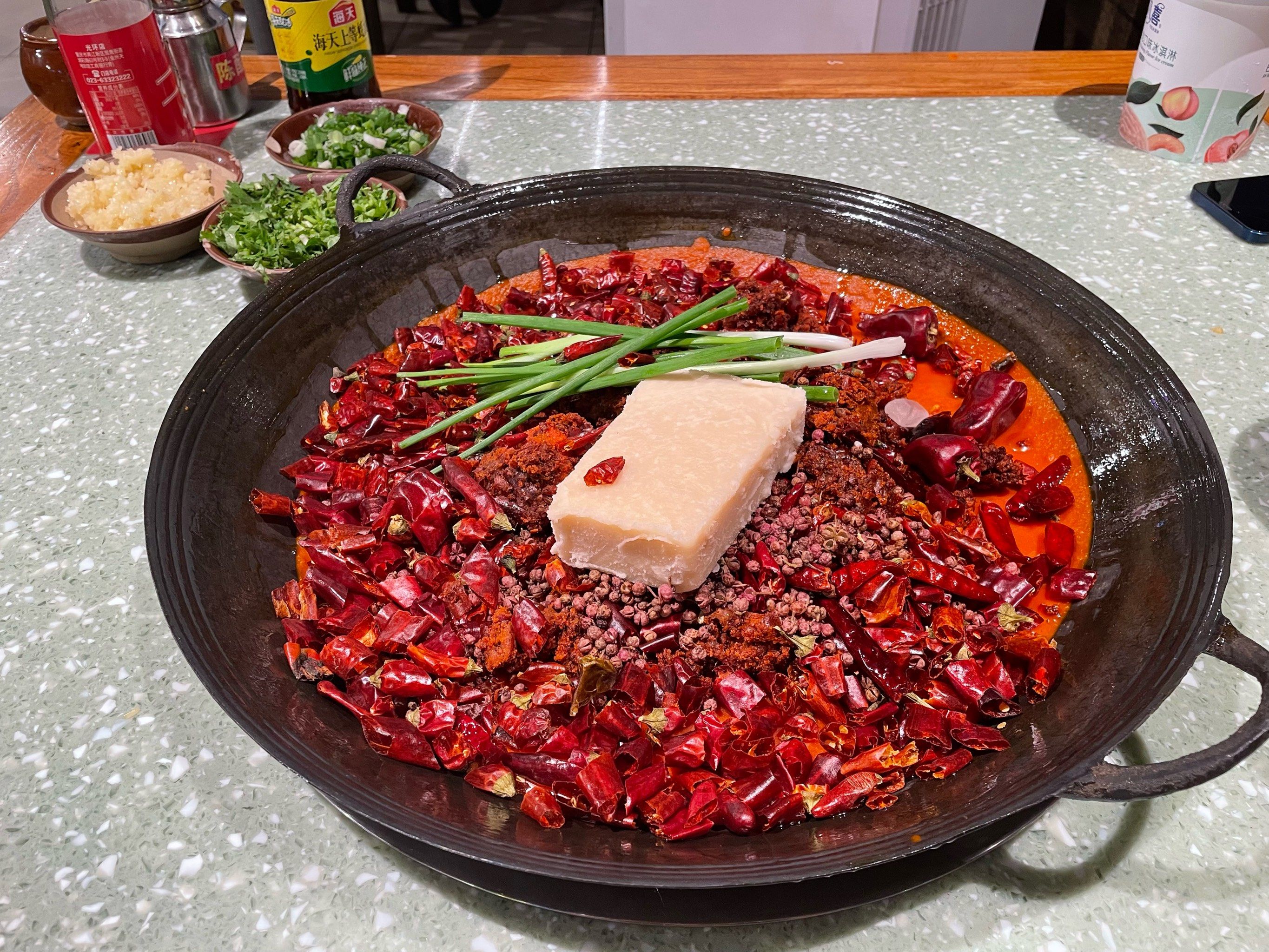 重慶老火鍋技術(shù)培訓(xùn)哪里好？課程內(nèi)容、實(shí)操技巧與開店經(jīng)驗(yàn)全解析