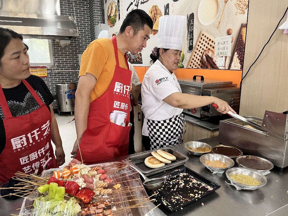 想學(xué)廚師去哪里學(xué)最好？選擇山東廚仟藝，快速成就廚藝夢(mèng)想